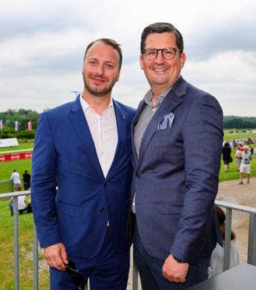 Königsallee Renntag am Grafenberg - v.l. Hotel Generalmanager unter sich - Henryk Scieszka, Kö59 Düsseldorf und Caspar Wesener vom Hotel Maison Messmer in Baden-Baden, wo in der kommenden Woche das grosse Frühjahrsmeeting in Iffezheim stattfindet Düsseldorf Galopprennbahn NRW Deutschland *** Königsallee Renntag am Grafenberg f l Hotel General Manager Henryk Scieszka, Kö59 Düsseldorf and Caspar Wesener from Hotel Maison Messmer in Baden Baden, where the big spring meeting in Iffezheim will take place next week Düsseldorf racecourse NRW Germany