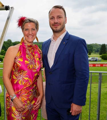 Königsallee Renntag am Grafenberg - Andrea Greuner, Geschäftsführerin der IG Königsallee mit dem General Manager des Hotel Kö59 Düsseldorf Galopprennbahn NRW Deutschland *** Königsallee Race Day at Grafenberg Andrea Greuner, Managing Director of IG Königsallee with the General Manager of Hotel Kö59 Düsseldorf Racecourse NRW Germany