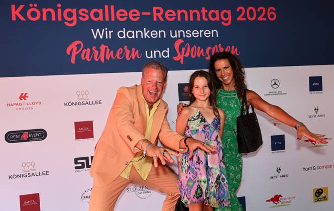 Köningsallee Renntag am Grafenberg - Entertainer und Musiker Sascha Klaar, (Künstler des Jahres 2025, als Der Teufel am Piano ausgezeichnet) mit seiner Frau Anteta und Töchterchen Melodie. die mehrfach auf s richtige Pferd setzte ! Düsseldorf Galopprennbahn NRW Deutschland *** Köningsallee Renntag am Grafenberg Entertainer and musician Sascha Klaar, Artist of the Year 2025, awarded as The Devil at the Piano with his wife Anteta and daughter Melodie who bet on the right horse several times Düsseldorf racecourse NRW Germany