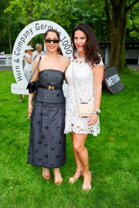 Köningsallee Renntag am Grafenberg - Star-Stylistin Laila Hamidi mit Schauspielerin Mariella Ahrens im Fühhring Düsseldorf Galopprennbahn NRW Deutschland *** Köningsallee Renntag am Grafenberg Star stylist Laila Hamidi with actress Mariella Ahrens in the Fühhring Düsseldorf racecourse NRW Germany