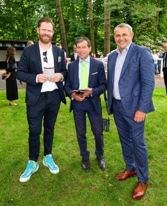 Köningsallee Renntag am Grafenberg - v.l. Kai Wergener (Küppersmühle in Duisburg-Hafen), Galopp Star-Trainer Peter Schiergen mit Klaus Allofs , Vizepräsident des Düsseldorfer Reiter & Rennverein im Führring Düsseldorf Galopprennbahn NRW Deutschland *** Köningsallee Renntag am Grafenberg v l Kai Wergener Küppersmühle in Duisburg Hafen , Galopp Star Trainer Peter Schiergen with Klaus Allofs , Vice President of the Düsseldorfer Reiter Rennverein in the Düsseldorf racecourse ring Galopprennbahn NRW Germany