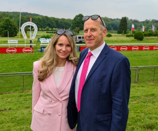 Köningsallee Renntag am Grafenberg - Lars Wilhelm Baumgarten, Founder des erfolgreichen Rennstalls Liberty Racing mit seiner Frau Nadine Siepmann Düsseldorf Galopprennbahn NRW Deutschland *** Köningsallee Renntag am Grafenberg Lars Wilhelm Baumgarten, Founder of the successful racing team Liberty Racing with his wife Nadine Siepmann Düsseldorf racecourse NRW Germany