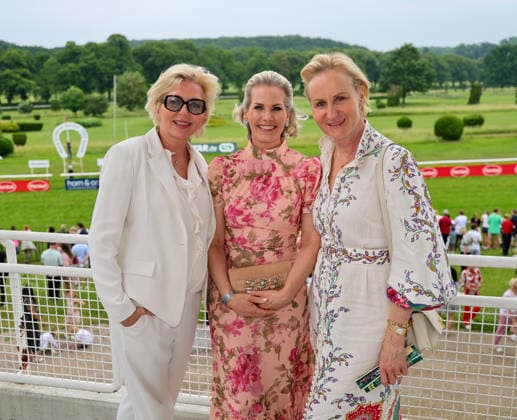 Köningsallee Renntag am Grafenberg - v.l. Susanne Schneider, Storeleiterin Tiffany & Co. KÖ-Düsseldorf, Unternehmerin Dominique Becker und Pharma-Managerin Marion Bock (IBSA Pharma Deutschland) Düsseldorf Galopprennbahn NRW Deutschland *** Köningsallee Renntag am Grafenberg from left Susanne Schneider, Store Manager Tiffany Co KÖ Düsseldorf, entrepreneur Dominique Becker and Pharma Manager Marion Bock IBSA Pharma Germany Düsseldorf racecourse NRW Germany
