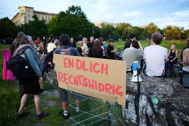 Party im Görlitzer Park ** NUR FÜR REDAKTIONELLE ZWECKE ** EDITORIAL USE ONLY **<p>Endlich rechtswidrig steht auf einem Transparent im Görlitzer Park. Das Verwaltungsgericht Berlin hat die nächtliche Schließung des Parks für rechtswidrig erklärt. Deutschland Berlin Berlin Copyright: JoergxCarstensen *** Party in Görlitzer Park FOR EDITORIAL PURPOSES ONLY EDITORIAL USE ONLY p Finally unlawful is written on a banner in Görlitzer Park The Berlin Administrative Court has declared the night-time closure of the park unlawful Germany Berlin Berlin Copyright JoergxCarstensen Copyright: JoergxCarstensen doc863q4mwhr031lmn0lk48 ,EDITORIAL USE ONLY