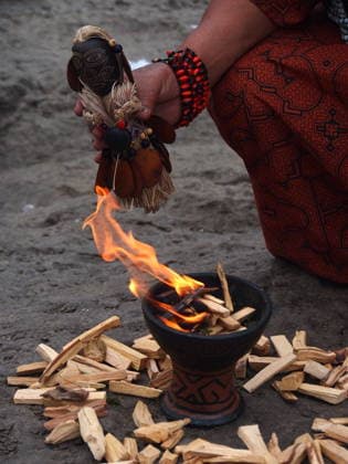 June 1, 2026, Lima, Lima, Peru: A witchcraft doll is burned when, ahead of the election runoff, shamans and healers in Peru performed an ancestral ceremony of spiritual integration at a rocky outcrop known as Salto del Fraile (Friar s Leap) on the beaches of Lima, with the purpose of invoking social peace during the democratic process. The runoff election will be held on June 7 between Keiko Fujimori of Fuerza Popular (Popular Force) and Roberto SoÂ¡nchez of Juntos por el Pero Lima Peru - ZUMAg240 20260601_zip_g240_004 Copyright: xCarlosxGarciaxGranthonx