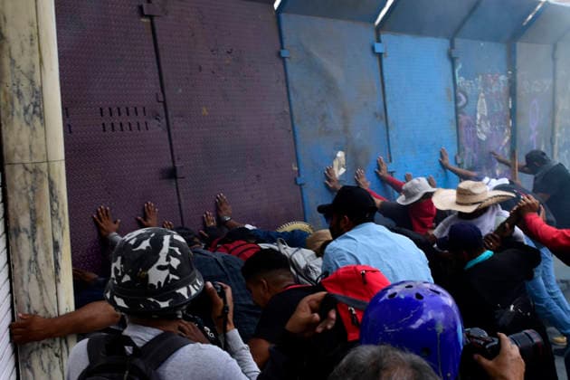 Protesters attempt break the fences during the national strike by the National Coordinator of Education Workers (CNTE), which demands a living wage and the repeal of the ISSSTE Law. on June 1, 2026 in Mexico City, Mexico. Mexico City Mexico  - ZUMAe321 20260601_zia_e321_028 Copyright: xLuisxBarronx