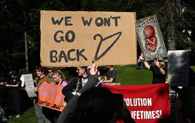 QLD NURSES RALLY, Pro-choice supporters are seen as a group of pro-life protesters hold a counter protest during a protest by nurses, midwives and pro-choice supporters against the Katter Australian Party action to block expanded access to early pregnancy medical termination at the City Botanic Gardens in Brisbane, Tuesday, June 2, 2026. ( NO ARCHIVING Brisbane Queensland Australia  Copyright: xDarrenxEnglandx 20260602133711689687