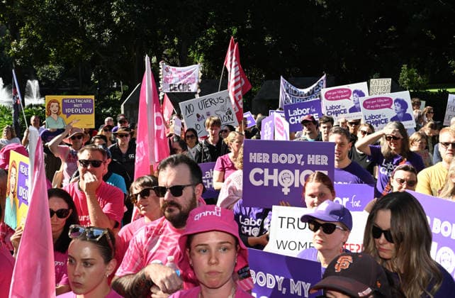 QLD NURSES RALLY, Nurses, midwives and pro-choice supporters are seen during a protest against the Katter Australian Party action to block expanded access to early pregnancy medical termination at the City Botanic Gardens in Brisbane, Tuesday, June 2, 2026. ( NO ARCHIVING Brisbane Queensland Australia  Copyright: xDarrenxEnglandx 20260602120228740833