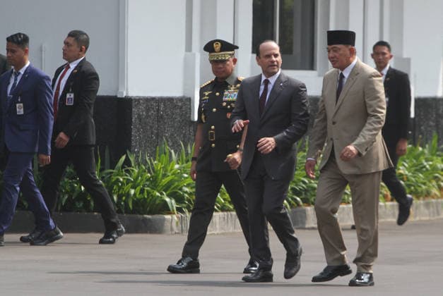 Qatari defense minister visits Indonesia to strengthen bilateral cooperation JAKARTA, INDONESIA - JUNE 02: Indonesia s Minister of Defence, Sjafrie Sjamsoeddin (R), and Commander of the Indonesian National Armed Forces, Agus Subiyanto (L), welcome Qatar s Deputy Prime Minister and Minister of State for Defence Affairs, Sheikh Saoud bin Abdurrahman bin Hassan bin Ali Al Thani (C), upon his arrival at Indonesia s Ministry of Defence headquarters in Jakarta, Indonesia, on June 02, 2026. The visit of Sheikh Saoud bin Abdurrahman bin Hassan bin Ali Al Thani forms part of ongoing efforts to strengthen bilateral relations between Indonesia and Qatar, including cooperation on political issues at the international and regional levels, defence and se  Copyright: x2026xAnadoluxEkoxSiswonoxToyudhox