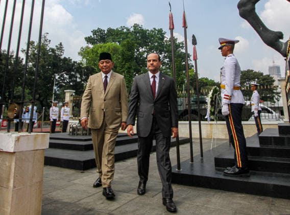 Qatari defense minister visits Indonesia to strengthen bilateral cooperation JAKARTA, INDONESIA - JUNE 02: Indonesia s Minister of Defence, Sjafrie Sjamsoeddin (L), and Qatar s Deputy Prime Minister and Minister of State for Defence Affairs, Sheikh Saoud bin Abdurrahman bin Hassan bin Ali Al Thani (R), inspect an honor guard upon arrival at Indonesia s Ministry of Defence headquarters in Jakarta, Indonesia, on June 02, 2026. The visit of Sheikh Saoud bin Abdurrahman bin Hassan bin Ali Al Thani forms part of ongoing efforts to strengthen bilateral relations between Indonesia and Qatar, including cooperation on political issues at the international and regional levels, defence and security, counterterrorism, economic collaboration-particularl  Copyright: x2026xAnadoluxEkoxSiswonoxToyudhox