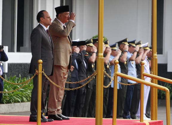 Qatari defense minister visits Indonesia to strengthen bilateral cooperation JAKARTA, INDONESIA - JUNE 02: Indonesia s Minister of Defence, Sjafrie Sjamsoeddin (R), and Qatar s Deputy Prime Minister and Minister of State for Defence Affairs, Sheikh Saoud bin Abdurrahman bin Hassan bin Ali Al Thani (L), salute an honor guard upon arrival at Indonesia s Ministry of Defence headquarters in Jakarta, Indonesia, on June 02, 2026. The visit of Sheikh Saoud bin Abdurrahman bin Hassan bin Ali Al Thani forms part of ongoing efforts to strengthen bilateral relations between Indonesia and Qatar, including cooperation on political issues at the international and regional levels, defence and security, counterterrorism, economic collaboration-particularly  Copyright: x2026xAnadoluxEkoxSiswonoxToyudhox