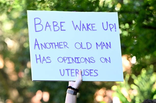 QLD NURSES RALLY, Nurses, midwives and pro-choice supporters are seen during a protest against the Katter Australian Party action to block expanded access to early pregnancy medical termination at the City Botanic Gardens in Brisbane, Tuesday, June 2, 2026. ( NO ARCHIVING Brisbane Queensland Australia  Copyright: xDarrenxEnglandx 20260602181897981853