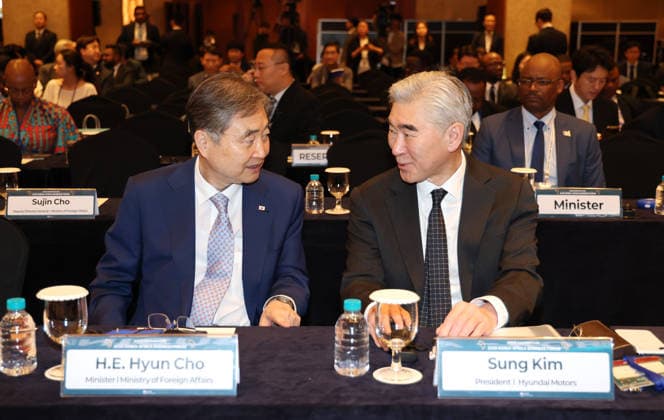 S. Korea, Africa hold biz forum S. Korea, Africa hold biz forum South Korean Foreign Minister Cho Hun (L) talks with Hyundai Motor Co. chief Sung Kim, a former U.S. State Department official, during a business forum involving business leaders and government officials from South Korea and African nations in Seoul on June 2, 2026, to discuss ways to deepen economic cooperation and expand industrial partnerships. The forum was organized as a sideline event to the Korea-Africa Foreign Ministers Meeting held the previous day. (Yonhap) 2026-06-02 14:24:47 < 1980-2026 YONHAPNEWS AGENCY. .> ¼­¿ïÆ¯º°½Ã EDITORIAL USE ONLY  Copyright: xx PYH2026060213460031500 YonhapxNewsx yonphotos252910