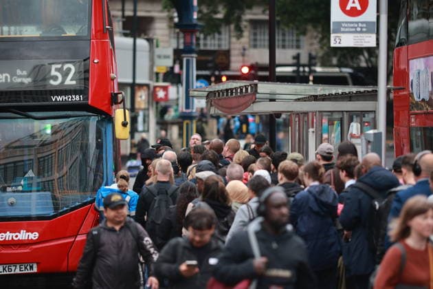 June 2, 2026, London, London, UK: London, UK. Commuters queue to get on a bus at Victoria Station in central London during a 24-hour Tube strike linked to a dispute over a proposed voluntary four-day working week. London UK  - ZUMAl94_ 20260602_zaf_l94_024 Copyright: xMarcinxNowakx