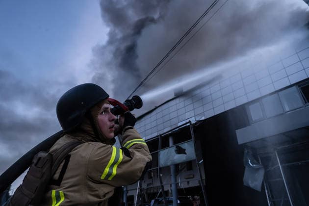 Russian overnight missile and drone attack in Kyiv - 02 Jun 2026 Ukrainian firefighter works to extinguish a burning commercial building damaged during a Russian missile and drone attack in Kyiv. Kyiv Ukraine Copyright: xPatrykxJaraczx xSOPAxImagesx DSC00162