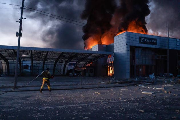 Russian overnight missile and drone attack in Kyiv - 02 Jun 2026 Ukrainian firefighter runs to extinguish a burning building damaged during a large Russian missile and drone attack in Kyiv. Kyiv Ukraine Copyright: xPatrykxJaraczx xSOPAxImagesx DSC09904