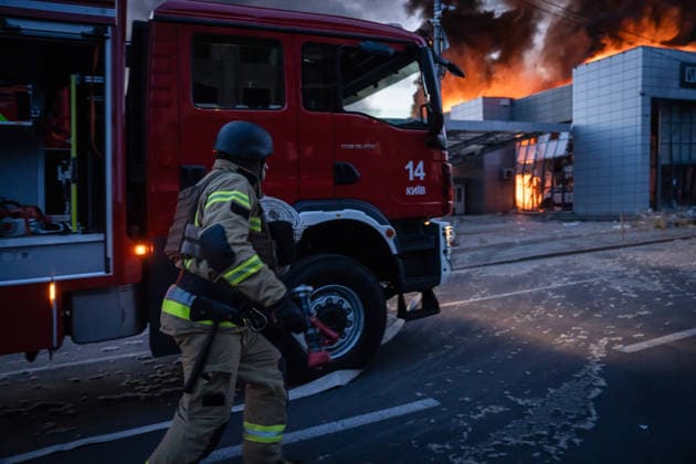 Russian overnight missile and drone attack in Kyiv - 02 Jun 2026 Ukrainian firefighter runs to extinguish a burning building damaged during a large Russian missile and drone attack in Kyiv. Kyiv Ukraine Copyright: xPatrykxJaraczx xSOPAxImagesx DSC09914