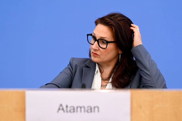 ABB BPK- Ferda Ataman, Unabhaengige Bundesbeauftragte fuer Antidiskriminierung Thema Vorstellung Jahresbericht 2025 der Antidiskriminierungsstelle des Bundes auf der BPK Bundespressekonferenz am 02.06.2026 in Berlin Berlin Deutschland *** ABB BPK Ferda Ataman, Independent Federal Commissioner for Anti-Discrimination Topic Presentation of the Annual Report 2025 of the Federal Anti-Discrimination Agency at the BPK Federal Press Conference on 02 06 2026 in Berlin Berlin Germany