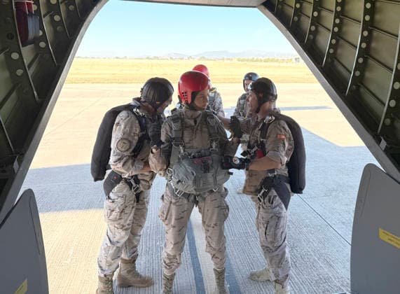 The Princess of Asturias has completed the Basic Parachuting Course at the Méndez Parada Military Parachuting School Princess Leonor boards the plane to perform the jumps planned for the basic parachuting course at the Alcantarilla Air Base, in May 2026, in Alcantarilla Murcia PRINCESS LEONOR PARACHUISM SCHOOL ARMED FORCES MAY 2026 Casa de S M el Rey 02 06 2026 Alcantarilla Murcia Alcantarilla Murcia Murcia Espana  Copyright: xCasaxdexS.M.xelxReyx 7565610