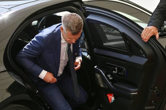 Berlin, Deutschland, 02.06.2026: Bundeskanzleramt: Empfang des Ministerpräsidenten von Ungarn: Péter Magyar steigt aus dem Auto und wird von Bundeskanzler Merz (CDU) (nicht im Bild) begrüßt *** Berlin, Germany, 02 06 2026 Federal Chancellery Reception of the Prime Minister of Hungary Péter Magyar gets out of the car and is greeted by Chancellor Merz CDU not in the picture Copyright: xdtsxNachrichtenagenturx dts_121692