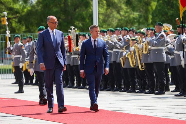 Friedrich Merz, Bundeskanzler und PÃ ter (Peter) Magyar, Ministerpräsident Ungarn, beim Antrittsbesuch mit militärischen Ehren im Bundeskanzleramt am 02.06. in Berlin Kanzler Merz empfängt Peter Magyar in Berlin *** Friedrich Merz, Federal Chancellor and Peter Magyar, Prime Minister of Hungary, during the inaugural visit with military honors at the Federal Chancellery on 02 06 in Berlin Chancellor Merz receives Peter Magyar in Berlin