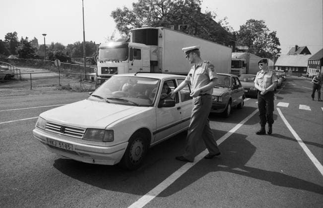 Deutschland, Zinnwald, 10.06.1993 F: 04-61-24 Grenzkontrolle Foto: Grenzkontrolle am Grenzuebergang nach Tschechei Grenzkontrolle Grenzkontrolle *** Germany, Zinnwald, 10 06 1993 F 04 61 24 Border control photo Border control at the border crossing to the Czech Republic Border control Border control