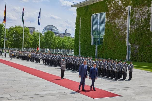 Kanzler Merz empfängt ungarischen Ministerpräsidenten Magyar ** NUR FÜR REDAKTIONELLE ZWECKE ** EDITORIAL USE ONLY **<p>Bundeskanzler Friedrich Merz empfängt den ungarischen Ministerpräsidenten Peter Magyar mit militärischen Ehren. Deutschland Berlin Berlin Copyright: JoergxCarstensen *** Chancellor Merz receives Hungarian Prime Minister Magyar FOR EDITORIAL PURPOSES ONLY EDITORIAL USE ONLY p German Chancellor Friedrich Merz receives Hungarian Prime Minister Peter Magyar with military honors Germany Berlin Berlin Copyright JoergxCarstensen Copyright: JoergxCarstensen doc86427dnmfg1kt5eahiu ,EDITORIAL USE ONLY