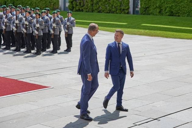 Kanzler Merz empfängt ungarischen Ministerpräsidenten Magyar ** NUR FÜR REDAKTIONELLE ZWECKE ** EDITORIAL USE ONLY **<p>Bundeskanzler Friedrich Merz empfängt den ungarischen Ministerpräsidenten Peter Magyar mit militärischen Ehren. Deutschland Berlin Berlin Copyright: JoergxCarstensen *** Chancellor Merz receives Hungarian Prime Minister Magyar FOR EDITORIAL PURPOSES ONLY EDITORIAL USE ONLY p German Chancellor Friedrich Merz receives Hungarian Prime Minister Peter Magyar with military honors Germany Berlin Berlin Copyright JoergxCarstensen Copyright: JoergxCarstensen doc86429718ydh1iz6nstfx ,EDITORIAL USE ONLY