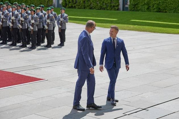 Kanzler Merz empfängt ungarischen Ministerpräsidenten Magyar ** NUR FÜR REDAKTIONELLE ZWECKE ** EDITORIAL USE ONLY **<p>Bundeskanzler Friedrich Merz empfängt den ungarischen Ministerpräsidenten Peter Magyar mit militärischen Ehren. Deutschland Berlin Berlin Copyright: JoergxCarstensen *** Chancellor Merz receives Hungarian Prime Minister Magyar FOR EDITORIAL PURPOSES ONLY EDITORIAL USE ONLY p German Chancellor Friedrich Merz receives Hungarian Prime Minister Peter Magyar with military honors Germany Berlin Berlin Copyright JoergxCarstensen Copyright: JoergxCarstensen doc8642973ej5wn3q3otms ,EDITORIAL USE ONLY
