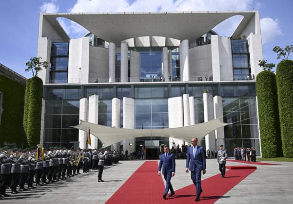 Hungarian Prime Minister Peter Magyar visits Germany BERLIN, GERMANY - JUNE 2: Hungarian Prime Minister Peter Magyar is welcomed with an official ceremony by German Chancellor Friedrich Merz at the Federal Chancellery during his visit to Germany in Berlin, Germany, on June 2, 2026. Halil Sagirkaya Anadolu Berlin Germany. Editorial use only. Please get in touch for any other usage.  Copyright: x2026xAnadoluxHalilxSagirkayax