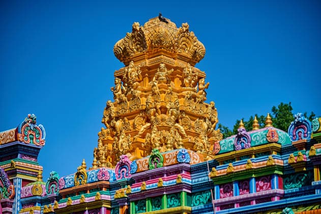 Sri Ganesha Hindu-Tempel in Berlin-Neukoelln (Foto vom 29.05.2026: goldene Viman Gopuram (Torturm), gewidmet dem Namensgeber des Tempel Sri Ganesha. Der Turm symbolisiert die Verbindung zwischen Himmel und Erde). Mehr als 20 Jahre nach den ersten Planungen wird jetzt in Berlin ein Hindu-Tempel eroeffnet. Dazu sind vom 3. bis 7. Juni mehrere Rituale geplant, erklaerte Vilwanathan Krishnamurthy vom Traegerverein Tempels in Berlin. Der Tempel steht am Beginn der Hasenheide, einer grossen Parkanlage in Berlin-Neukoelln. Die Fassade des rund 18 Meter hohen Turms zieren mehr als 200 farbenpraechtige Skulpturen. Dahinter schliessen sich weitere Gebaeudeteile an. Das rund 5.000 Quadratmeter umfassende Areal hat der Verein den Angaben zufolge vom Be Copyright: epd-bild ChristianxDitsch D26D0529HindutempelHasenheide104915