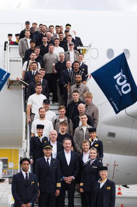 Abflug der Fußballnationalmannschaft am Flughafen Frankfurt 02.06.2026, Sport, Frankfurt am Main, Abflug der Fußballnationalmannschaft am Flughafen Frankfurt Mannschaftsfoto auf der Rolltreppe des Flugzeugs Frankfurt Flughafen Frankfurt Hessen Deutschland *** Departure of the national soccer team at Frankfurt Airport 02 06 2026, Sport, Frankfurt am Main, Departure of the national soccer team at Frankfurt Airport Team photo on the escalator of the plane Frankfurt Airport Frankfurt Hessen Germany Copyright: xJamesxZabelx