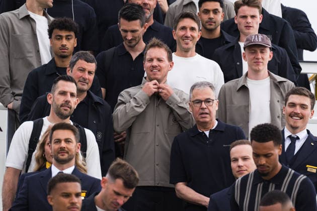 Abflug der Fußballnationalmannschaft am Flughafen Frankfurt 02.06.2026, Sport, Frankfurt am Main, Abflug der Fußballnationalmannschaft am Flughafen Frankfurt Julian Nagelsmann macht sich die Jacke zu beim Mannschaftsfoto auf der Rolltreppe des Flugzeugs Frankfurt Flughafen Frankfurt Hessen Deutschland *** Departure of the national soccer team at Frankfurt Airport 02 06 2026, Sport, Frankfurt am Main, Departure of the national soccer team at Frankfurt Airport Julian Nagelsmann closes his jacket during the team photo on the escalator of the plane Frankfurt Airport Frankfurt Hesse Germany Copyright: xJamesxZabelx