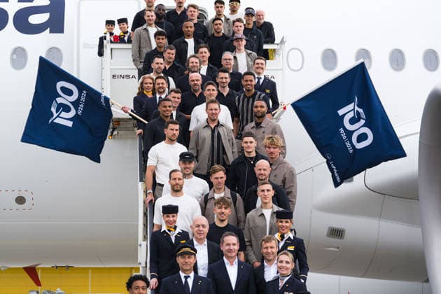 Abflug der Fußballnationalmannschaft am Flughafen Frankfurt 02.06.2026, Sport, Frankfurt am Main, Abflug der Fußballnationalmannschaft am Flughafen Frankfurt Mannschaftsfoto auf der Rolltreppe des Flugzeugs Frankfurt Flughafen Frankfurt Hessen Deutschland *** Departure of the national soccer team at Frankfurt Airport 02 06 2026, Sport, Frankfurt am Main, Departure of the national soccer team at Frankfurt Airport Team photo on the escalator of the plane Frankfurt Airport Frankfurt Hessen Germany Copyright: xJamesxZabelx