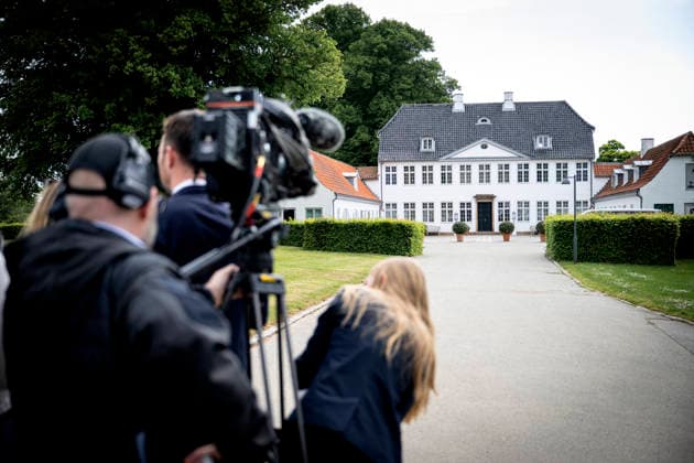 DENMARK Meetings with parties before government platform is presented The press prepares in front of Marienborg in Kgs. Lyngby on Tuesday, June 2, 2026. The government platform will be presented on Tuesday. Ahead of a press conference, a number of parties are invited to meetings. (Photo: Nils Meilvang Scanpix 2026) , Copenhagen Denmark *** DENMARK Meetings with parties before government platform is presented The press prepares in front of Marienborg in Kgs Lyngby on Tuesday, June 2, 2026 The government platform will be presented on Tuesday Ahead of a press conference, a number of parties are invited to meetings Photo Nils Meilvang Scanpix 2026 , Copenhagen Denmark  Copyright: NILSxMEILVANG NilsxMeilvangx spdk20260602-144058-L