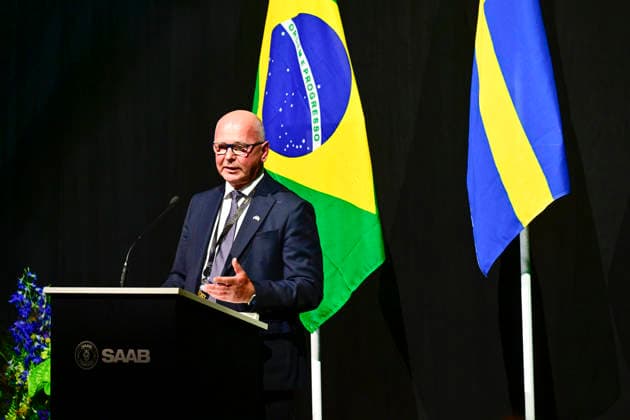 LINKÖPING, SVERIGE 20260602 Micael Johansson, VD och koncernchef SAAB, vid en pressträff när det första tvasitsiga exemplaret av Gripen F levererades till Brasilien pa Linköping-Saabs flygplats under tisdagen. Redan 2014 tecknade Brasilien kontrakt med svenska Saab om att köpa 36 stycken Jas 39 Gripen-plan. LINKÖPING SVERIGE x10030x *** LINKÖPING, SWEDEN 20260602 Micael Johansson, President and CEO of SAAB, at a press briefing when the first two-seater Gripen F was delivered to Brazil at Linköping Saab Airport on Tuesday Already in 2014, Brazil signed a contract with Swedish Saab to purchase 36 Jas 39 Gripen aircraft LINKÖPING, SWEDEN x10030x  Copyright: xJonasxEkströmer TTx JAS GRIPEN BRASILIEN lq7zxJcP51A