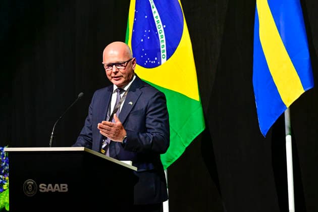 LINKÖPING, SVERIGE 20260602 Micael Johansson, VD och koncernchef SAAB, vid en pressträff när det första tvasitsiga exemplaret av Gripen F levererades till Brasilien pa Linköping-Saabs flygplats under tisdagen. Redan 2014 tecknade Brasilien kontrakt med svenska Saab om att köpa 36 stycken Jas 39 Gripen-plan. LINKÖPING SVERIGE x10030x *** LINKÖPING, SWEDEN 20260602 Micael Johansson, President and CEO of SAAB, at a press briefing when the first two-seater Gripen F was delivered to Brazil at Linköping Saab Airport on Tuesday Already in 2014, Brazil signed a contract with Swedish Saab to purchase 36 Jas 39 Gripen aircraft LINKÖPING, SWEDEN x10030x  Copyright: xJonasxEkströmer TTx JAS GRIPEN BRASILIEN wmNGV_1dv2Y