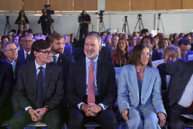The King presents the Cercle dEconomia Award for European Construction to Martin Wolf King Felipe VI and the President of the Generalitat de Catalunya, Salvador Illa, during the presentation of the Cercle dEconomia Award for European Construction to Financial Times associate editor Martin Wolf, during the 41st Cercle dEconomia Meeting, at the Palau de Congressos de Catalunya, on June 2, 2026, in Barcelona, Catalunya Spain With the slogan Europes strategic autonomy  Copyright: xDavidxZorrakinox 7566479