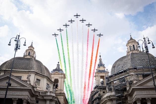 June 2, 2026, Rome, Italy: To mark the 80th anniversary of the birth of the Italian Republic, the Frecce Tricolori (Tricolour Arrows) aerobatic team flies over Via del Corso after passing over the Monument to the Unknown Soldier. The day commemorates the 1946 Italian institutional referendum in which the Italian people were called to decide the form of government between a republic or a monarchy. Rome Italy  - ZUMAg256 20260602_znp_g256_003 Copyright: xMarcoxDixGianvitox
