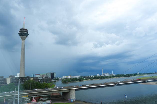 Unwetterfront Duesseldorf Eine Unwetterfront aus Gewitter mit Regen, Blitz und Donner zieht am Nachmittag ueber NRW und die Stadt Duesseldorf, 02.06.2026 Duesseldorf NRW Deutschland *** Storm front Duesseldorf A storm front of thunderstorms with rain, lightning and thunder moves over NRW and the city of Duesseldorf in the afternoon, 02 06 2026 Duesseldorf NRW Germany