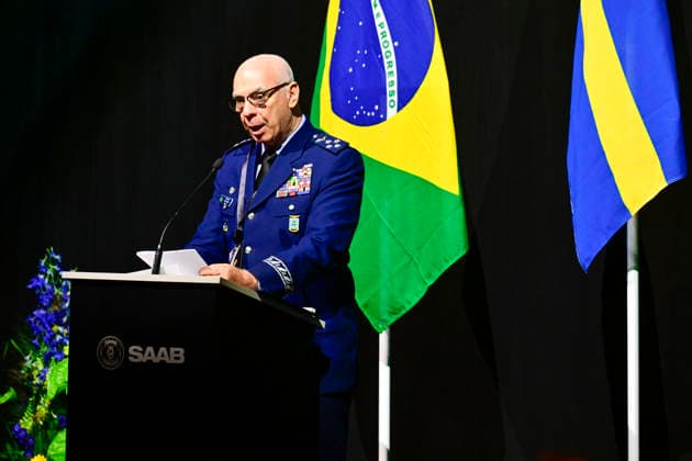 Commander of theBrazilian Air Force, General Marcelo Kanitz Damasceno, at a press conference when the first JAS Gripen F fighter aircraft was delivered to Brazil at Linköping-Saab Airport on Tuesday. Back in 2014, Brazil signed a contract with Sweden s Saab to buy 36 Jas 39 Gripen planes. Linköping, Sweden 2 June 2026. LINKÖPING SWEDEN x10030x *** Commander of theBrazilian Air Force, General Marcelo Kanitz Damasceno, at a press conference when the first JAS Gripen F fighter aircraft was delivered to Brazil at Linköping Saab Airport on Tuesday Back in 2014, Brazil signed a contract with Sweden s Saab to buy 36 Jas 39 Gripen planes Linköping, Sweden 2 June 2026 LINKÖPING SWEDEN x10030x  Copyright: xJonasxEkströmer TTx JAS GRIPEN F TO BRAZIL FO7hv2eIxZM