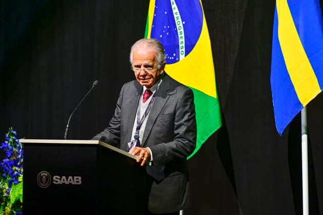 LINKÖPING, SVERIGE 20260602 Brasiliens försvarsminister JosÃ Mucio Monteiro Filho vid en presskonferens när det första tvasitsiga exemplaret av Gripen F levererades till Brasilien pa Linköping-Saabs flygplats under tisdagen. Redan 2014 tecknade Brasilien kontrakt med svenska Saab om att köpa 36 stycken Jas 39 Gripen-plan. LINKÖPING SVERIGE x10030x *** LINKÖPING, SWEDEN 20260602 Brazils Minister of Defense JosÃ Mucio Monteiro Filho at a press conference when the first two Gripen F aircraft were delivered to Brazil at Linköping Saab Airport on Tuesday Already in 2014, Brazil signed a contract with Swedish Saab to purchase 36 Jas 39 Gripen aircraft LINKÖPING, SWEDEN x10030x  Copyright: xJonasxEkströmer TTx JAS GRIPEN BRASILIEN a-pCMi98-tQ