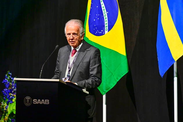LINKÖPING, SVERIGE 20260602 Brasiliens försvarsminister JosÃ Mucio Monteiro Filho vid en presskonferens när det första tvasitsiga exemplaret av Gripen F levererades till Brasilien pa Linköping-Saabs flygplats under tisdagen. Redan 2014 tecknade Brasilien kontrakt med svenska Saab om att köpa 36 stycken Jas 39 Gripen-plan. LINKÖPING SVERIGE x10030x *** LINKÖPING, SWEDEN 20260602 Brazils Minister of Defense JosÃ Mucio Monteiro Filho at a press conference when the first two Gripen F aircraft were delivered to Brazil at Linköping Saab Airport on Tuesday Already in 2014, Brazil signed a contract with Swedish Saab to purchase 36 Jas 39 Gripen aircraft LINKÖPING, SWEDEN x10030x  Copyright: xJonasxEkströmer TTx JAS GRIPEN BRASILIEN vapWPvukxP0