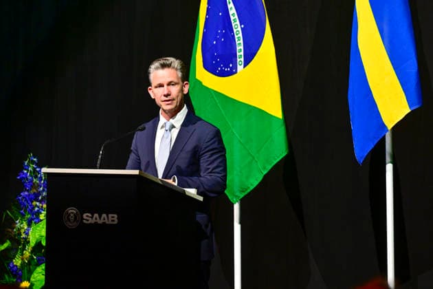 LINKÖPING, SVERIGE 20260602 Sveriges försvarsminister Pal Jonson (M) vid en presskonferens när det första tvasitsiga exemplaret av Gripen F levererades till Brasilien pa Linköping-Saabs flygplats under tisdagen. Redan 2014 tecknade Brasilien kontrakt med svenska Saab om att köpa 36 stycken Jas 39 Gripen-plan. LINKÖPING SVERIGE x10030x *** LINKÖPING, SWEDEN 20260602 Swedens Defense Minister Pal Jonson M at a press conference when the first two-seater Gripen F was delivered to Brazil at Linköping Saab Airport on Tuesday Already in 2014, Brazil signed a contract with Swedish Saab to buy 36 Jas 39 Gripen aircraft LINKÖPING SWEDEN x10030x  Copyright: xJonasxEkströmer TTx JAS GRIPEN BRASILIEN Na5XJCLLdeg