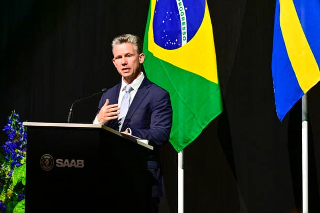LINKÖPING, SVERIGE 20260602 Sveriges försvarsminister Pal Jonson (M) vid en presskonferens när det första tvasitsiga exemplaret av Gripen F levererades till Brasilien pa Linköping-Saabs flygplats under tisdagen. Redan 2014 tecknade Brasilien kontrakt med svenska Saab om att köpa 36 stycken Jas 39 Gripen-plan. LINKÖPING SVERIGE x10030x *** LINKÖPING, SWEDEN 20260602 Swedens Defense Minister Pal Jonson M at a press conference when the first two-seater Gripen F was delivered to Brazil at Linköping Saab Airport on Tuesday Already in 2014, Brazil signed a contract with Swedish Saab to buy 36 Jas 39 Gripen aircraft LINKÖPING SWEDEN x10030x  Copyright: xJonasxEkströmer TTx JAS GRIPEN BRASILIEN p0x5vGspwAI