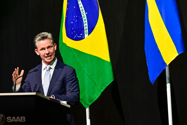 Swedish Minister of Defense Pal Jonson at a press conference when the first JAS Gripen F fighter aircraft was delivered to Brazil at Linköping-Saab Airport on Tuesday. Back in 2014, Brazil signed a contract with Sweden s Saab to buy 36 Jas 39 Gripen planes. Linköping, Sweden 2 June 2026. LINKÖPING SWEDEN x10030x *** Swedish Minister of Defense Pal Jonson at a press conference when the first JAS Gripen F fighter aircraft was delivered to Brazil at Linköping Saab Airport on Tuesday Back in 2014, Brazil signed a contract with Sweden s Saab to buy 36 Jas 39 Gripen planes Linköping, Sweden 2 June 2026 LINKÖPING SWEDEN x10030x  Copyright: xJonasxEkströmer TTx JAS GRIPEN F TO BRAZIL uf8sgb_Sqz0