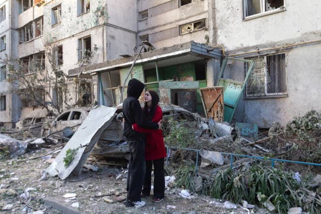 A teenage boy and girl share an embrace stand among the rubble outside a nine-storey apartment block in the Podilskyi district, damaged by a massive Russian missile and drone attack, Kyiv, Ukraine, on 2 June 2026. The overnight strike killed six people and injured 79, including three children, in the Ukrainian capital. In the Podilskyi district, residential buildings, a garage cooperative, a communal enterprise, and a four-storey educational institution sustained damage as a result of the attack. (Photo by Kyrylo Chubotin Ukrinform) Aftermath of Russian overnight attack in Kyiv’s Podilskyi district  Copyright: xKirillxChubotinx