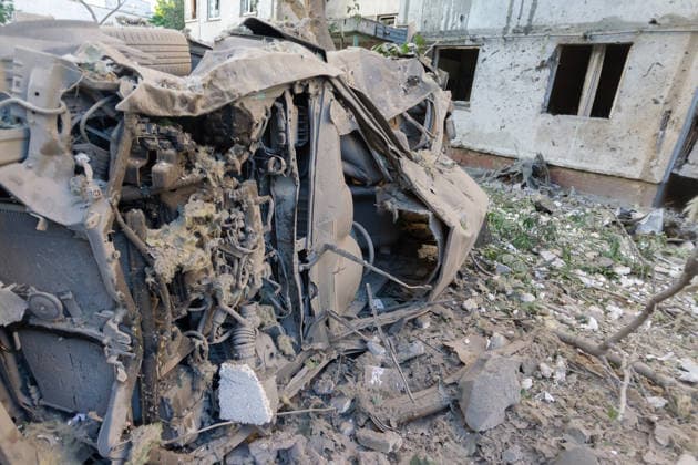 A car lies on its side outside a nine-storey apartment building in the Podilskyi district, damaged by a massive Russian missile and drone attack, Kyiv, Ukraine, on 2 June 2026. The overnight strike killed six people and injured 79, including three children, in the Ukrainian capital. In the Podilskyi district, residential buildings, a garage cooperative, a communal enterprise, and a four-storey educational institution sustained damage as a result of the attack. (Photo by Kyrylo Chubotin Ukrinform) Aftermath of Russian overnight attack in Kyiv’s Podilskyi district  Copyright: xKirillxChubotinx
