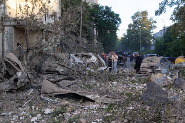 People stand among the rubble outside a nine-storey apartment block in the Podilskyi district, damaged by a massive Russian missile and drone attack, Kyiv, Ukraine, on 2 June 2026. The overnight strike killed six people and injured 79, including three children, in the Ukrainian capital. In the Podilskyi district, residential buildings, a garage cooperative, a communal enterprise, and a four-storey educational institution sustained damage as a result of the attack. (Photo by Kyrylo Chubotin Ukrinform) Aftermath of Russian overnight attack in Kyiv’s Podilskyi district  Copyright: xKirillxChubotinx