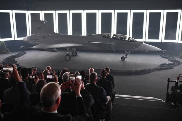 LINKÖPING, SVERIGE 20260602 Det första tvasitsiga exemplaret av stridsflygplanet JAS Gripen F levererades till Brasilien pa Linköping-Saabs flygplats under tisdagen. Redan 2014 tecknade Brasilien kontrakt med svenska Saab om att köpa 36 stycken Jas 39 Gripen-plan. LINKÖPING SVERIGE x10030x *** LINKÖPING, SWEDEN 20260602 The first two-seater JAS Gripen F fighter aircraft was delivered to Brazil at Linköping Saab Airport on Tuesday Already in 2014, Brazil signed a contract with Swedish Saab to purchase 36 Jas 39 Gripen aircraft LINKÖPING SWEDEN x10030x  Copyright: xJonasxEkströmer TTx JAS GRIPEN F BRASILIEN YYUpsW-4IRY